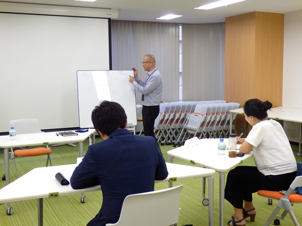 代表吉田が対話式の研修を進めています。
